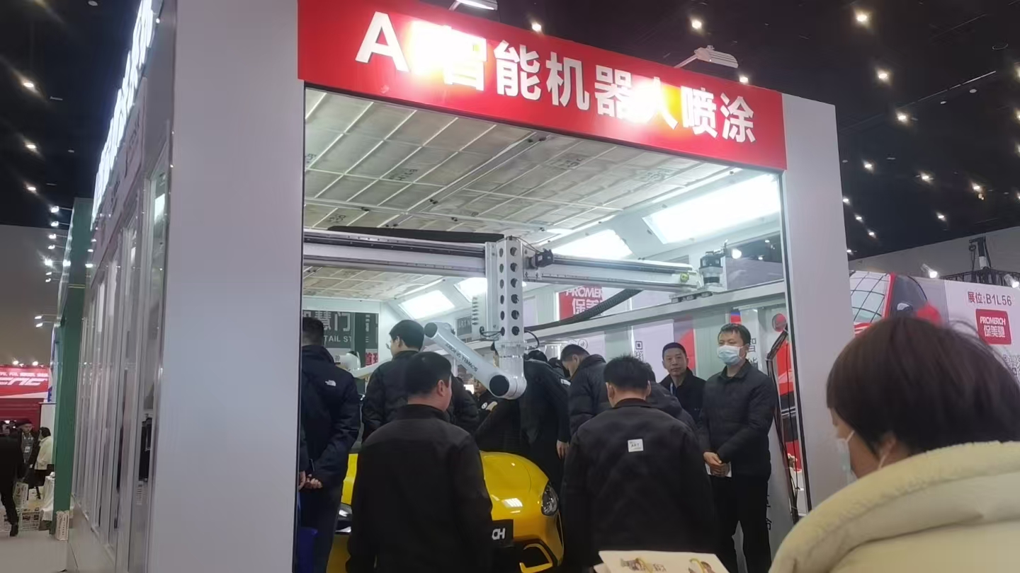 The Sowell spray painting robot made its debut at the Beijing exhibition, attracting a huge crowd and exuding a strong sense of technology